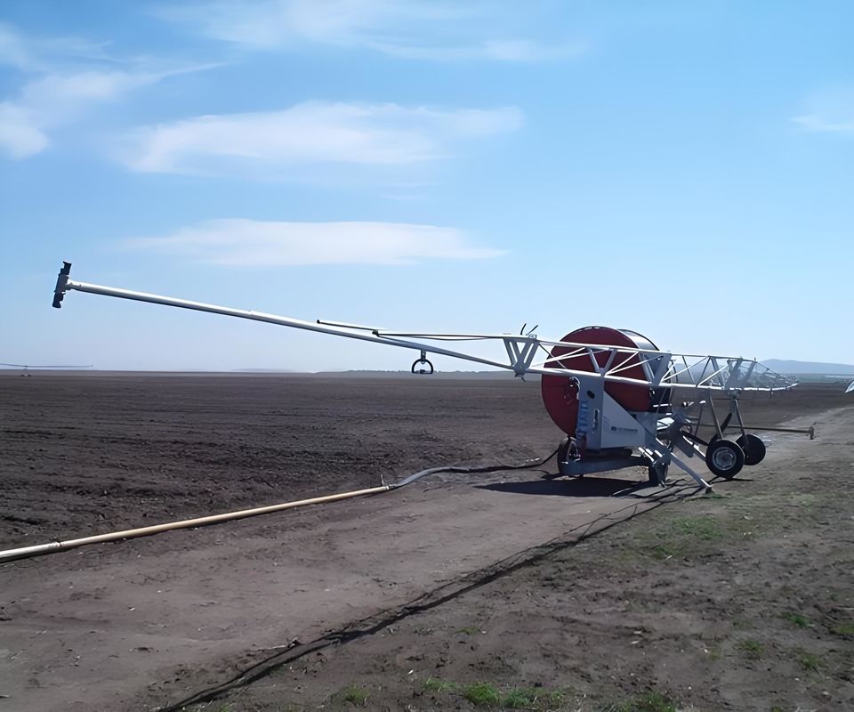 Διαμέτρου 2360 cm Γεωργία Ταξιδιωτική κινητή τροχιά νερού Μεγάλο όπλο βροχής Σωλήνα τροχιά ψεκαστήρας Σύστημα άρδευσης με βουμ